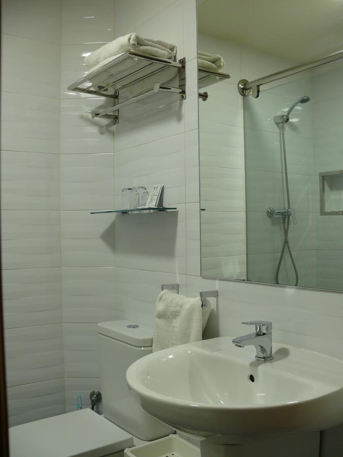 Hostal La Hispanidad Малага Екстериор снимка